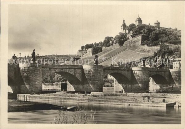 Wuerzburg Alte Brücke mit Festung Marienberg