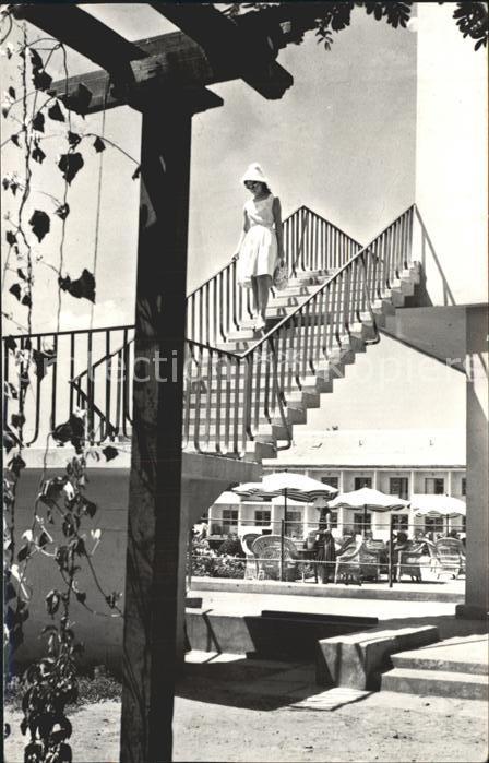 Amara Frau auf der Treppe