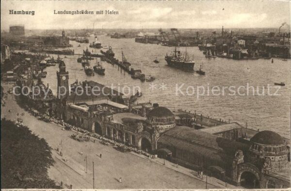 Hamburg Landungsbrücken mit Hafen Schiffe