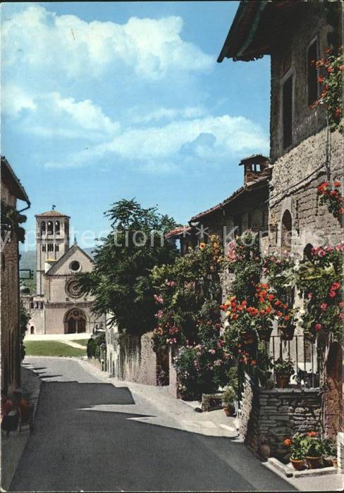 Assisi Umbria Strassenpartie mit Kirche