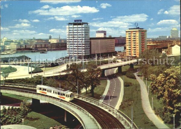 Mannheim Blick zum Rheinhafen Strassenbahn Hochh