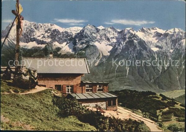 Wankhaus gegen Karwendel Kreuz Gebirgspanorama