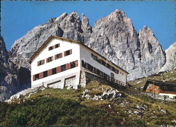 Gruttenhuette Berghaus gegen Ellmauer Halt Leuchsturm