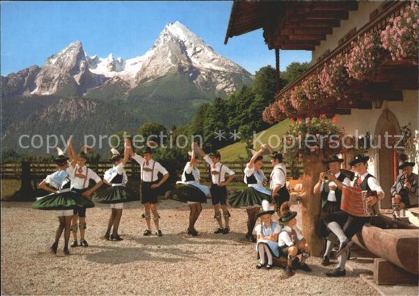 Berchtesgaden Trachtengruppe mit dem Watzmann
