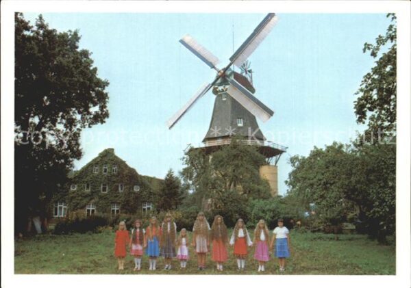 Windmuehle Ostfriesland Spetzerfehn Mädchen
