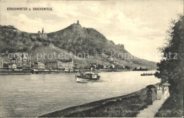 Koenigswinter mit Burgruine Drachenfels Rheinpromenad