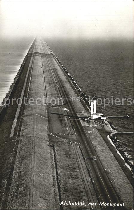 Afsluitdijk met Monument Deich