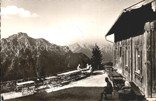 Tegelberghaus Terrasse mit Säuling Gernspitze Köllesp