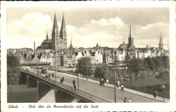 Luebeck Blick über die Marienbrücke auf die Sta
