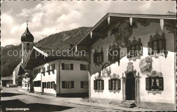 Unterammergau Ortspartie an der Kirche Fassadenmalere
