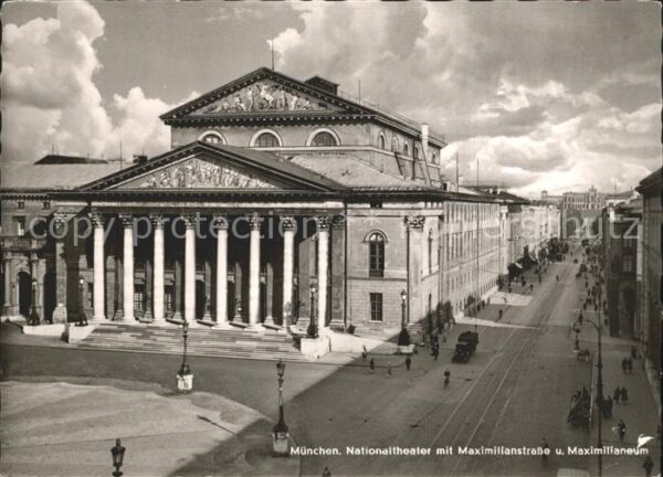 Muenchen Nationaltheater mit Maximilianstrasse
