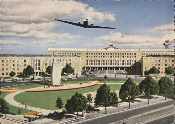 Berlin Platz der Luftbrücke Denkmal Flugzeug