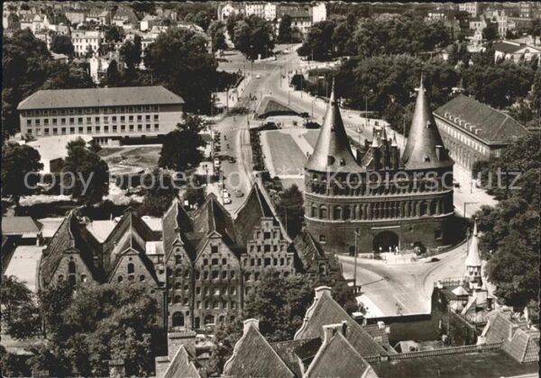 Luebeck Holstentor mit Salzspeicher