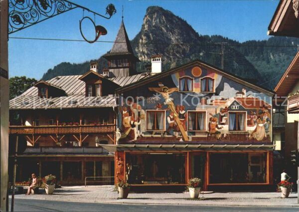 Oberammergau Dorfplatz mit Fresko Das Gelübde