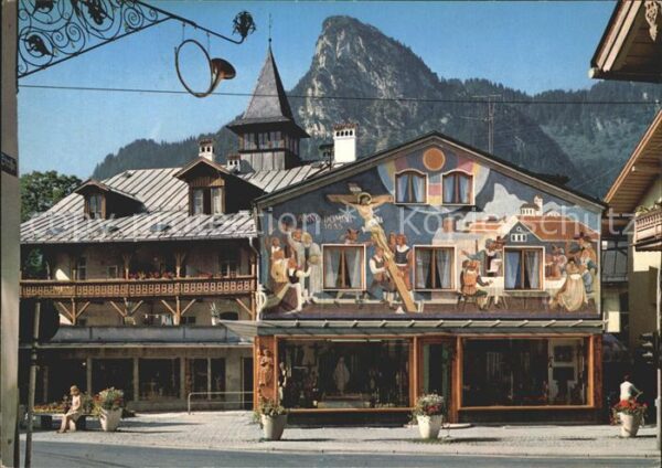 Oberammergau Dorfplatz mit Fresko Das Gelübde