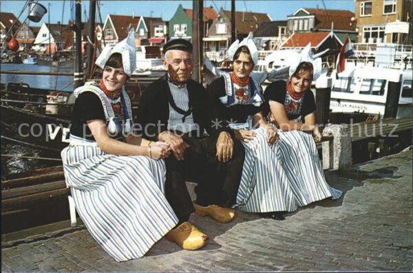 Volendam Hafenpartie Alter Fischer mit Trachtenm