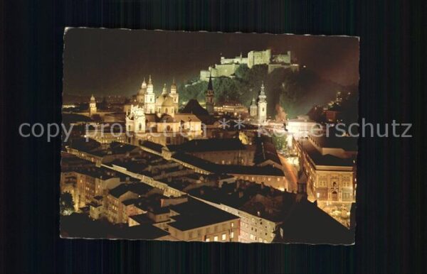 Salzburg Oesterreich Altstadt mit Festung bei Nacht
