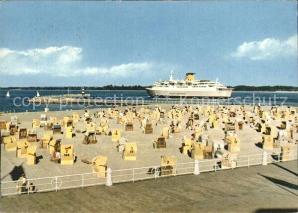 Travemuende Ostseebad Strand mit Mole Ozeandampfer
