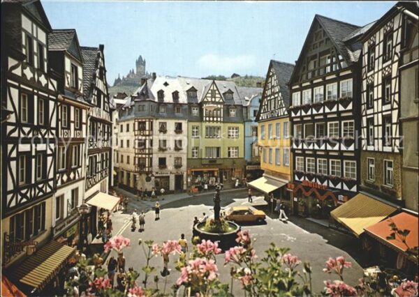 Cochem Mosel Marktplatz mit St Martinsbrunnen und Bu