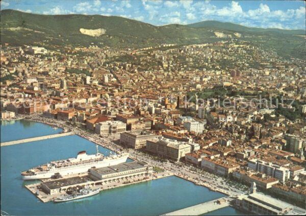 Trieste Fliegeraufnahme Hafenpartie