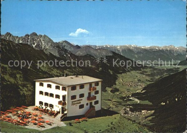 Neustift Stubaital Tirol Elferhütte mit Blick ins Stubeital