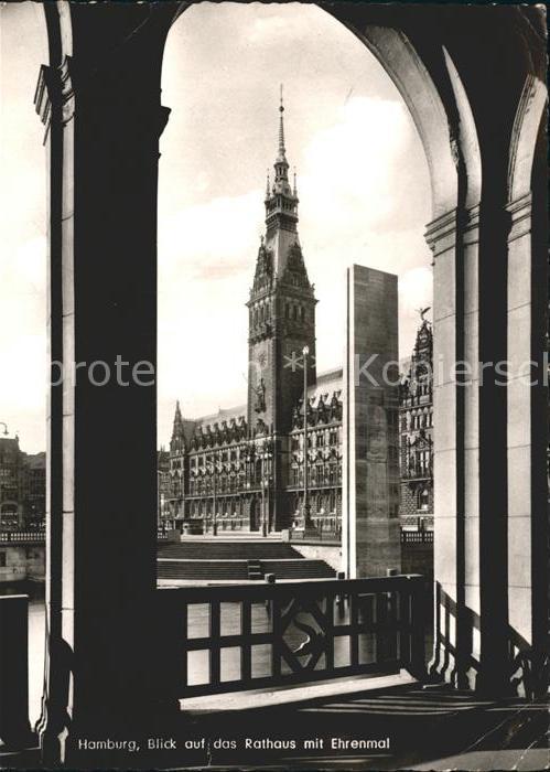 Hamburg Blick auf das Rathaus mit Ehrenmal