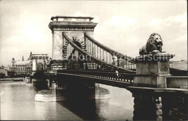 Budapest Lanchid Donau Kettenbrücke Löwenskulptu