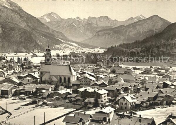 Mittenwald Bayern Ortsansicht mit Kirche gegen Tiroler Be