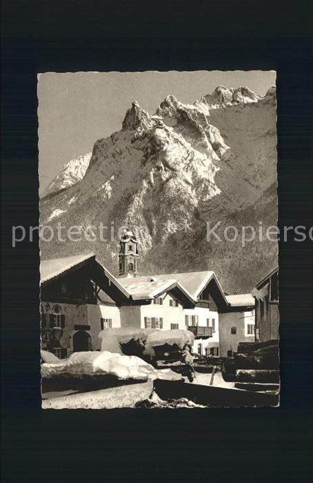 Mittenwald Bayern Ortspartie gegen Karwendelspitzen Gebir