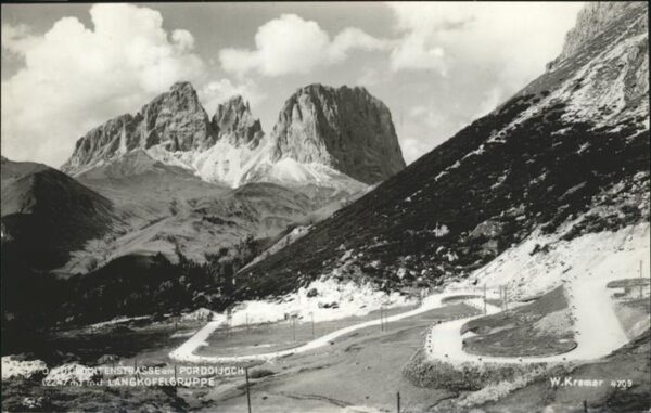 Dolomiten Langkofel Dolomitenstrasse am Pordoijoch mit Lang
