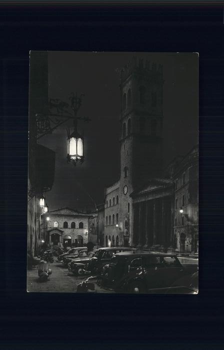 Assisi Umbria Piazza del Comune notturno Gemeindeplat