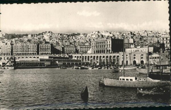 Alger Algerien Pecherie et la Haute Ville bateau