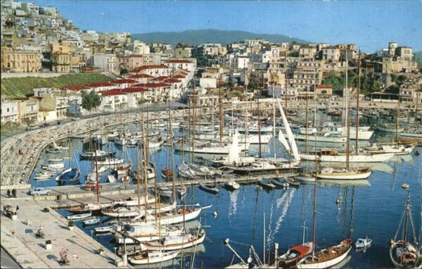 Athenes Athen Tourkolimano Pictoresque harbour and Ya