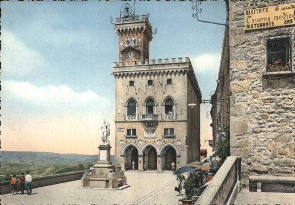 San Marino Palais du Gouvernement et statue de la