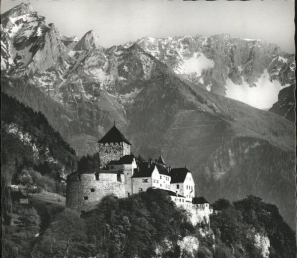 Liechtenstein  Schloss Vaduz mit Falknis