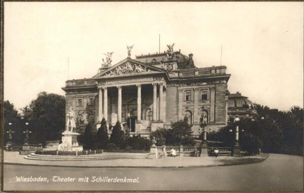 Theatergebaeude Wiesbaden Schillerdenkmal