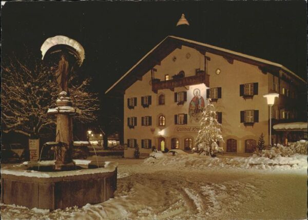 Mayrhofen Zillertal Dorfplatz in Winternacht Brunnen Christ