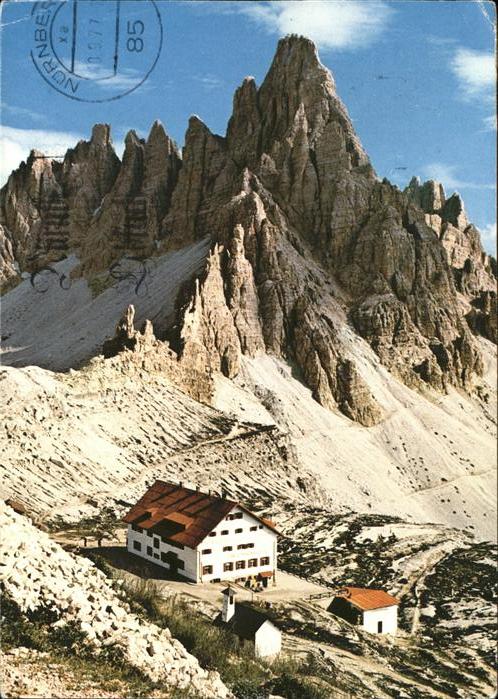 Sexten Sesto Suedtirol Paternkofel mit Dreizinnenhütte Dolomit