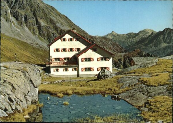 Stubaier Alpen Neue Regensburger Hütte mit Blick zur S