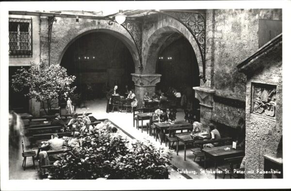 Salzburg Oesterreich Stiftskeller St.Peter mit Felsenhalle