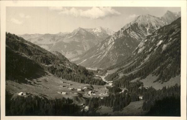 Baad Mittelberg Kleinwalsertal mit Elferkopf Zwölferkopf und Hammerspi