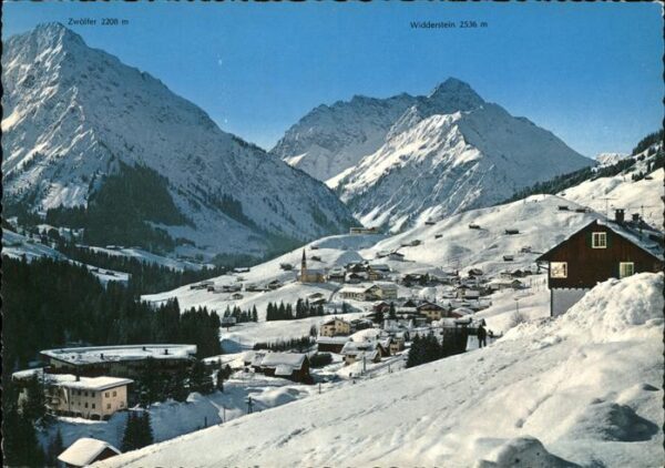 Hirschegg Kleinwalsertal Vorarlberg mit Zwölfer und Widderstein
