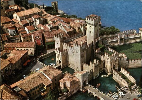 Sirmione Lago di Garda Fliegeraufnahme vom Schloss mit Gardase