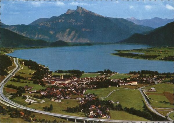 Mondsee Salzkammergut mit Schafberg und Autobahn Salzburg Wie