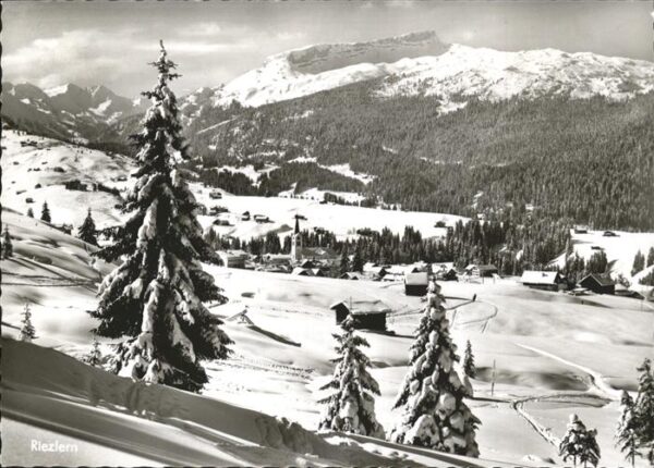 Riezlern Kleinwalsertal Vorarlberg mit Schwarzwassertal und Hoch-Iten im S
