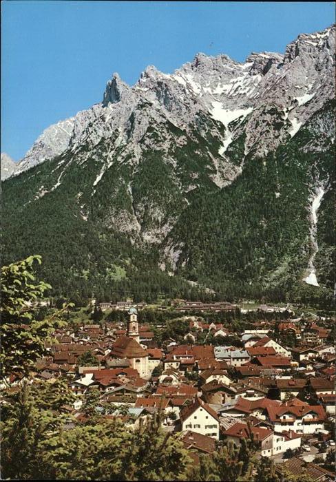 Mittenwald Karwendel Tirol Stadtpanorama mit Karwendel und Vierers