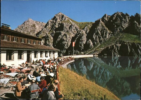 Luenersee Vorarlberg Douglass_Hütte am See Terrasse