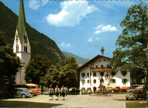 Mayrhofen Zillertal Dorfplatz Männer in Tracht Autos Bus