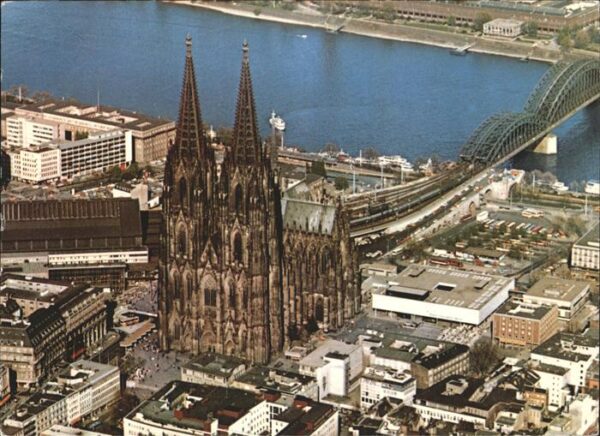 Koeln Rhein Fliegeraufnahme Dom Hauptbahnhof Hohenz