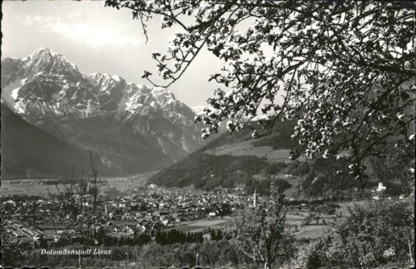 Lienz Tirol Panorama mit Dolomiten Baumblüte